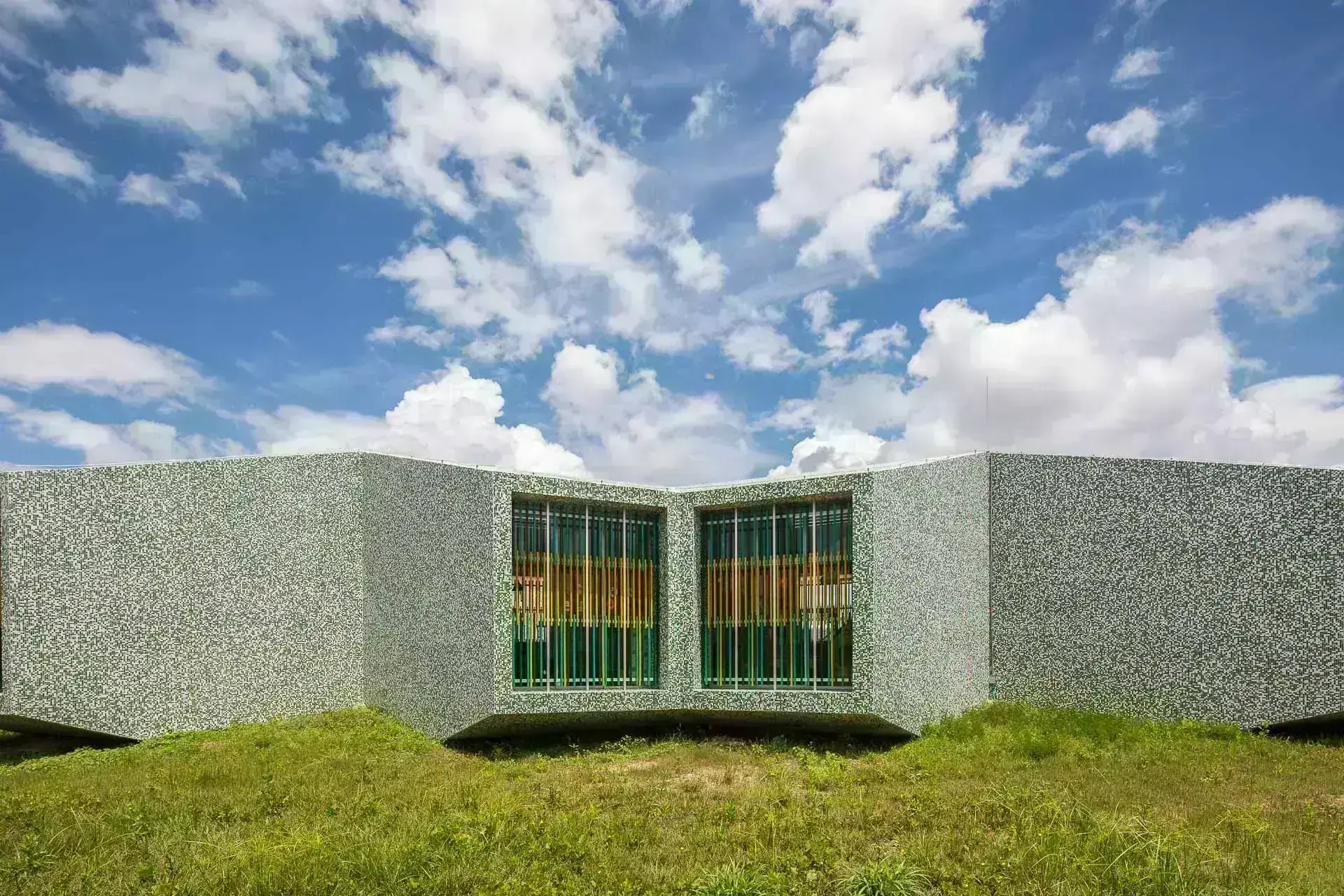 Módulos escolares de colores y formas circulares del Conjunto de Preescolares en el Atlántico por Mazzanti Arquitectos.